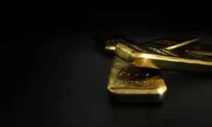 Sztabki złota błyszczące w ciemności. Ile złota można przewieźć przez granice? To pytanie nurtuje wielu inwestorów.