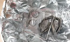 Biżuteria na folii aluminiowej, przygotowana do czyszczenia złota folią aluminiową.