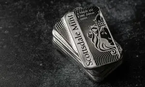 Stosik sztabek Scottsdale Mint, każda z wizerunkiem lwa i napisem "1 uncja srebra".