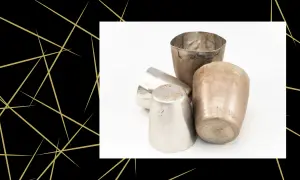 Kilka metalowych tygli, które mogą służyć do skupu platyny, leży na białym tle.