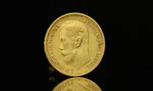 Złota moneta z profilem cara, widoczna jest cena skupu 5 rubli.