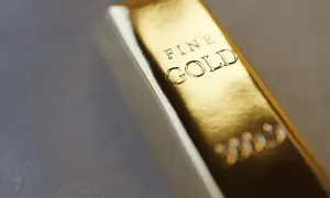 Sztabka "FINE GOLD" lśni, a pytanie brzmi: czy tombak przyciąga magnes? Czyste złoto nie jest magnetyczne.