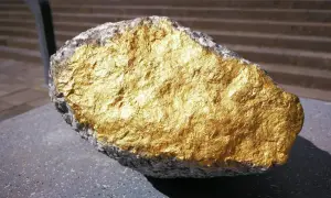 Skała z błyszczącym złotem, symbol bogactwa i potencjalnego złota w Polsce.
