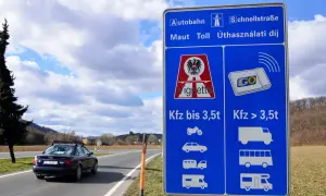 Znak drogowy informuje o opłatach za autostrady i drogi szybkiego ruchu w Austrii. Sprawdź czworak austriacki cena, by dowiedzieć się więcej o winietach.