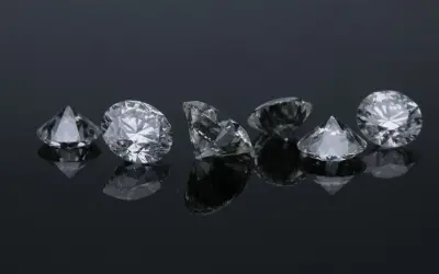 Błyszczące diamenty na czarnym tle. Wykres ceny diamentów mógłby pokazać ich wartość.