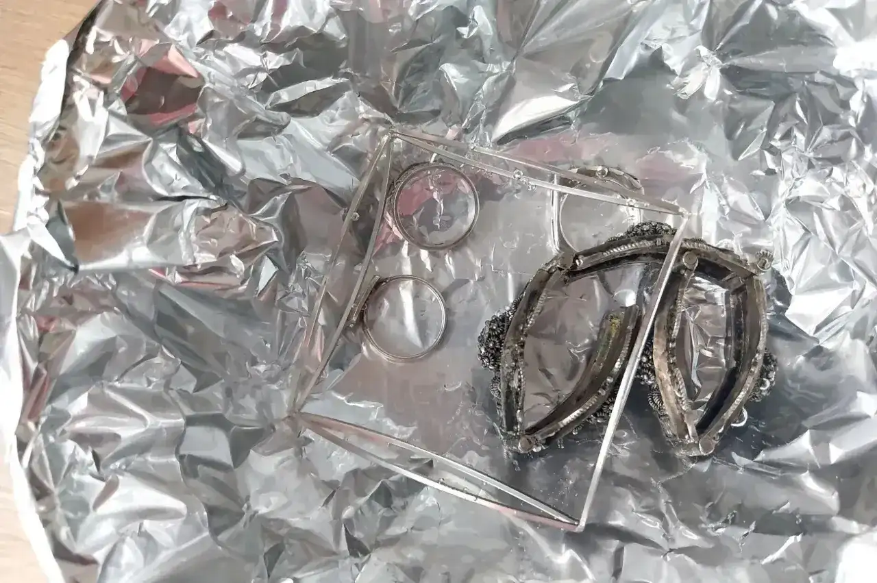 Biżuteria na folii aluminiowej, przygotowana do czyszczenia złota folią aluminiową.