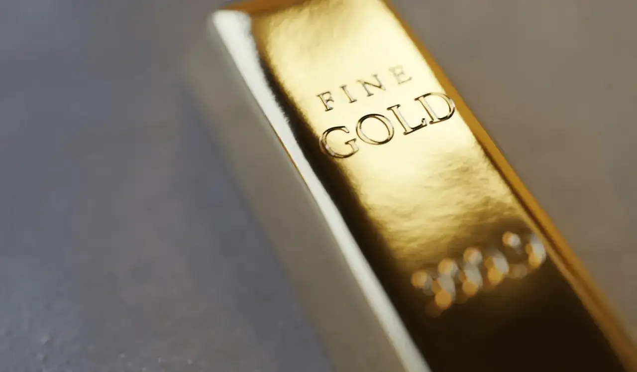 Sztabka "FINE GOLD" lśni, a pytanie brzmi: czy tombak przyciąga magnes? Czyste złoto nie jest magnetyczne.