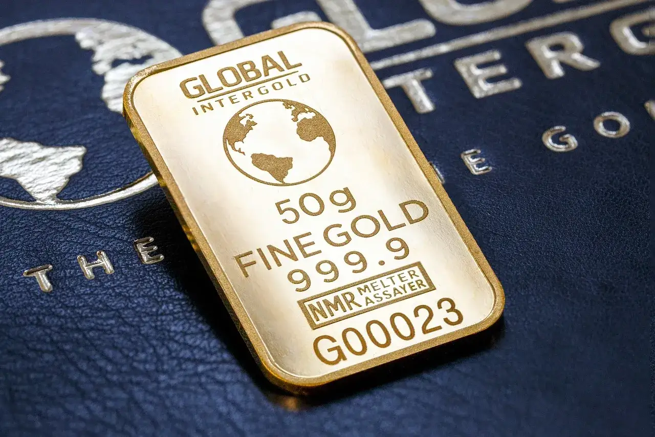 Złota sztabka 50g Fine Gold 999.9, z logo Global Intergold i numerem seryjnym. To cenna uncja jubilerska.