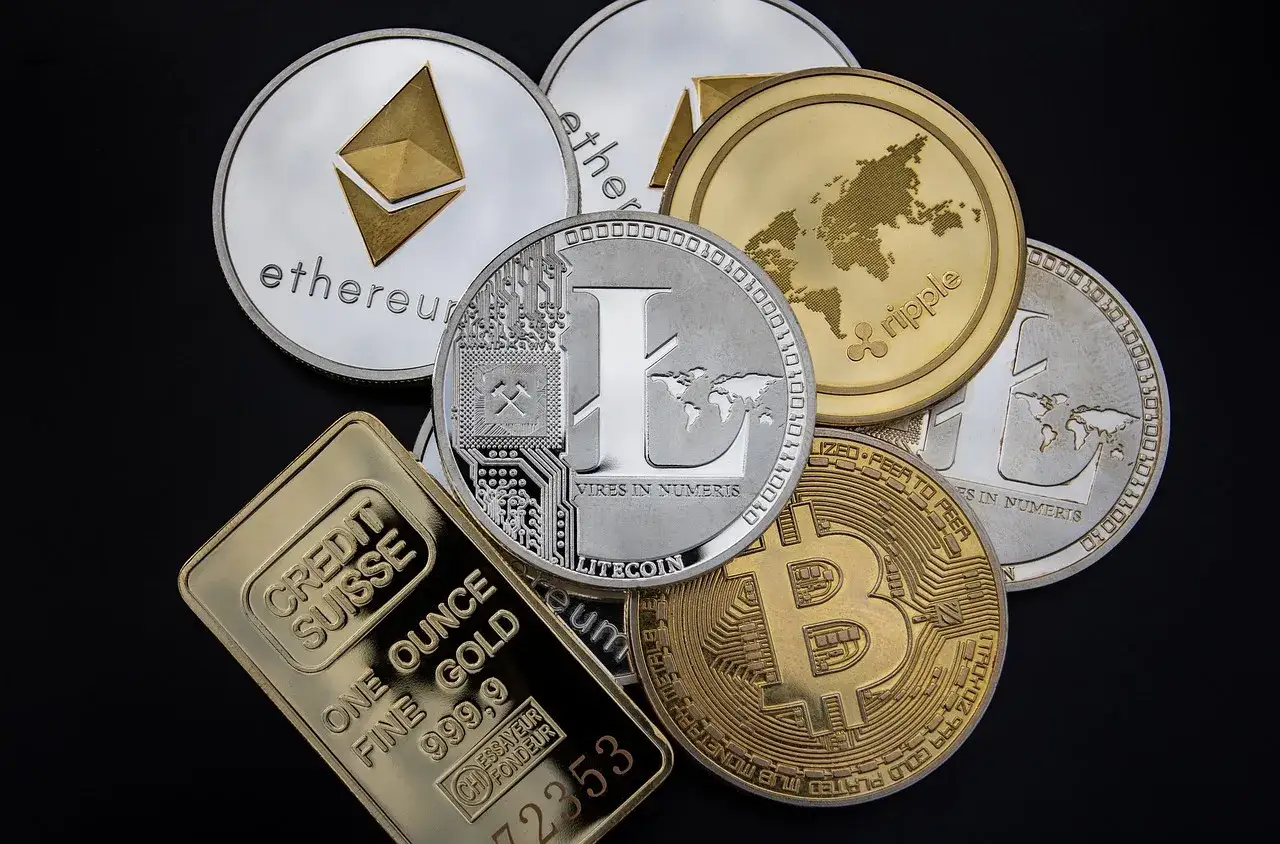 Sztabka złota Credit Suisse i monety kryptowalutowe: Bitcoin, Ethereum, Litecoin, Ripple. Zastanawiasz się, jakie złoto kupować?