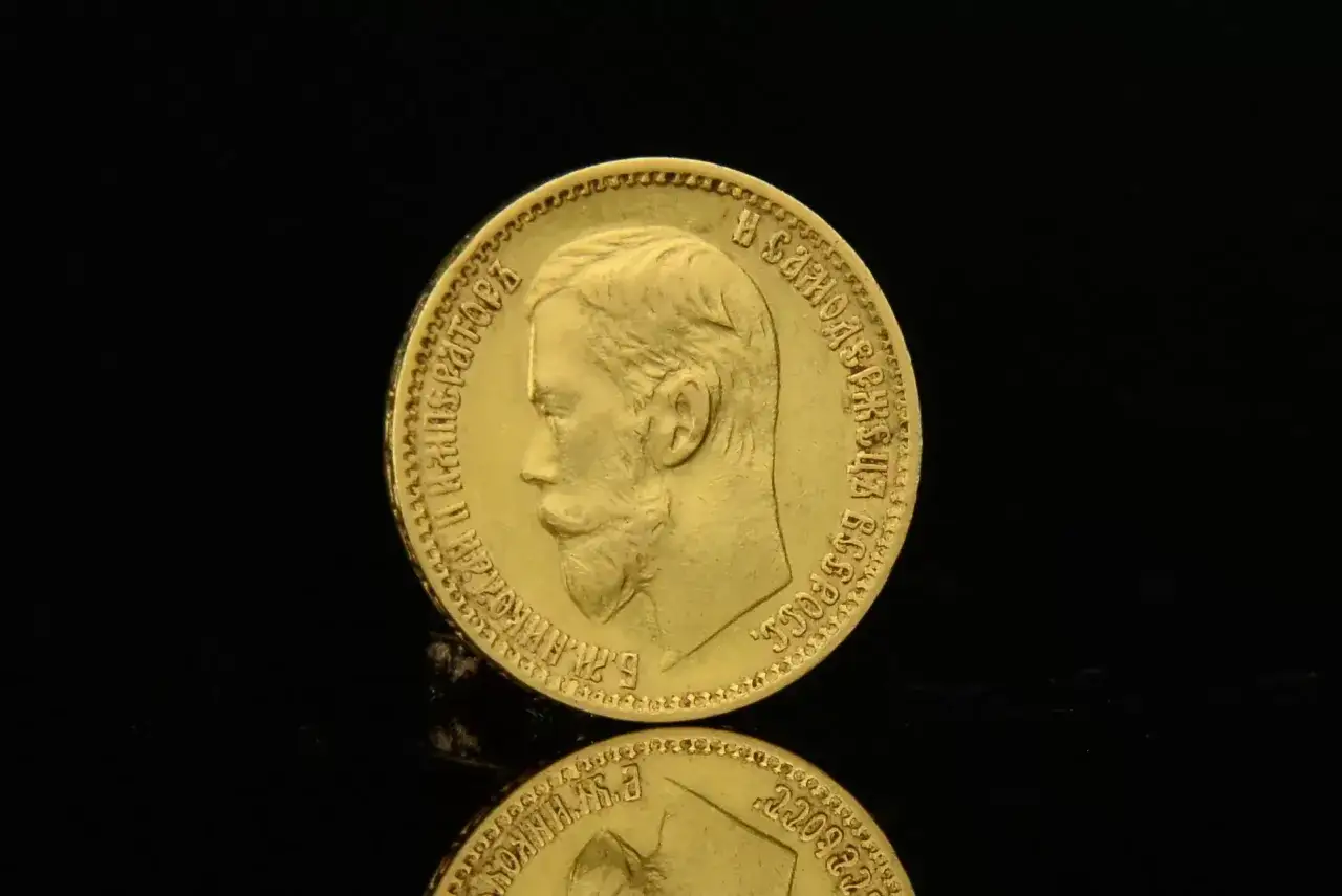 Złota moneta 5 rubli 1898 z profilem cara.