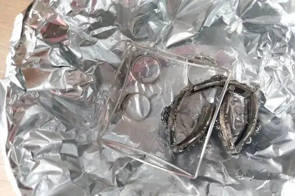 Biżuteria na folii aluminiowej, przygotowana do czyszczenia złota folią aluminiową.