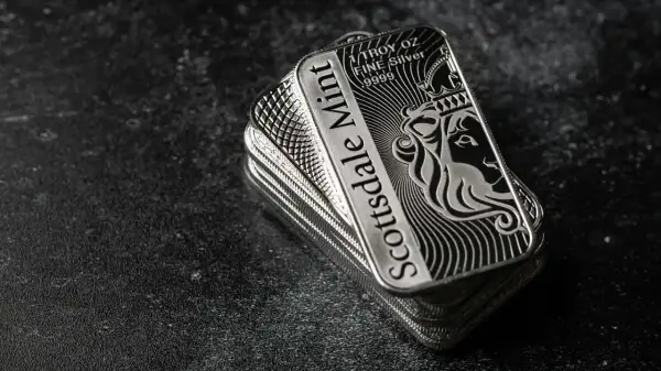 Stosik sztabek Scottsdale Mint, każda z wizerunkiem lwa i napisem "1 uncja srebra".