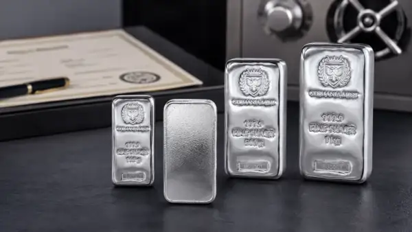 Sztabki srebra Germania Mint: 100g, 500g, 1kg. Obok certyfikat i długopis.